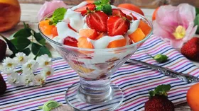 Сметанный десерт с абрикосами, персиками и клубникой