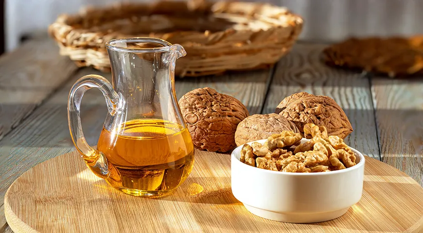 Свежему маслу грецкого ореха свойственен нежный, чистый орехово-древесный аромат