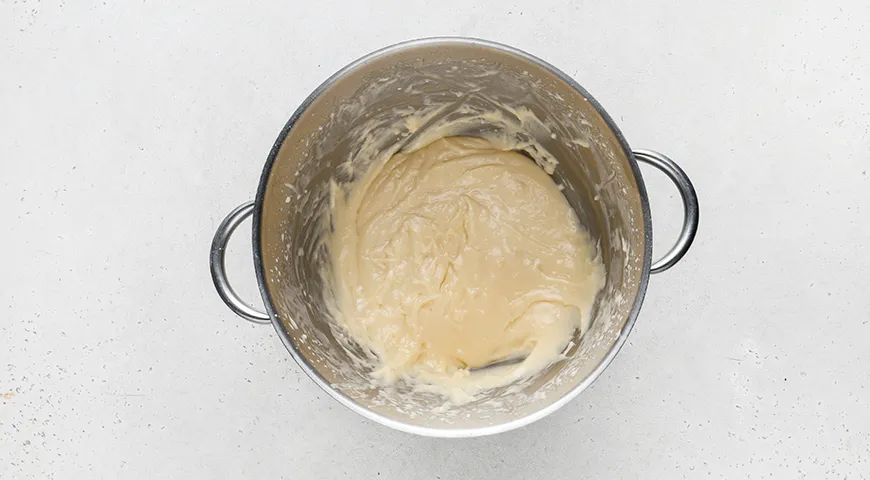 Капкейки с начинкой внутри, украшенные кремом