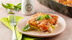 Картошка, запеченная с сосисками, помидорами и сыром
