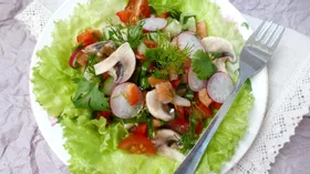Овощной салат с копченой сёмгой