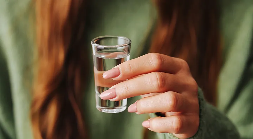 Традиционно самый распространенный способ пить водку у нас в стране — так называемый залповый способ или по-другому шотами