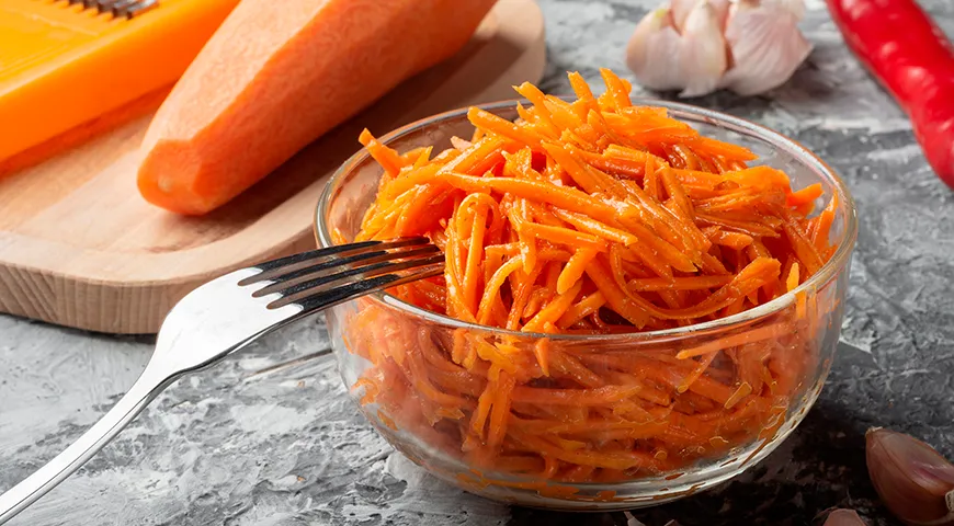 Острая морковь по-корейски — универсальная закуска, полностью готовая для подачи