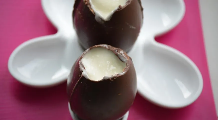 Для наполнения шоколадного яйца используйте любой белый крем: взбитые сливки, маскарпоне, кокосовый мусс