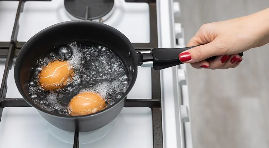 В небольших ковшиках с длинной ручкой удобно варить яйца, кашу, готовить соус или подогревать молоко