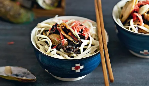 Лапша с водорослями и мидиями