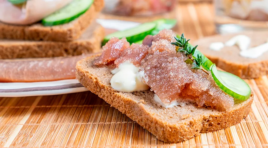 Бутерброд с соленой икрой сельди