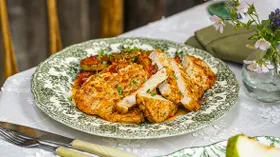 Свинина с кабачками и томатным соусом на сковороде