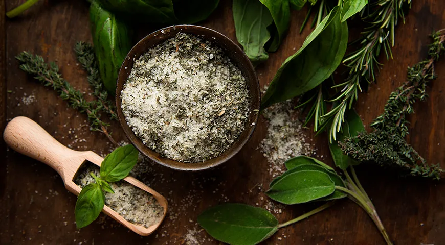 Чтобы приготовить адыгейскую соль в домашних условиях, смешайте соль, измельченный чеснок и сушеную зелень