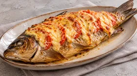 Карп, запеченный под сырным соусом