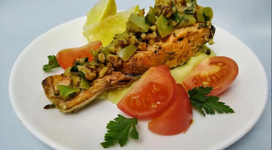 Филе семги, запеченное с овощами и орехами