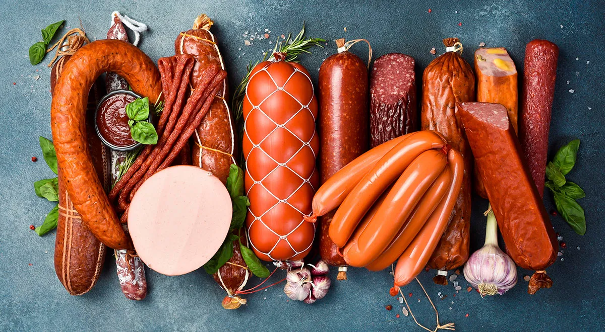 Если это ультрапереработанный продукт (сосиски, колбасы) и у него длительный срок хранения, брать его не стоит