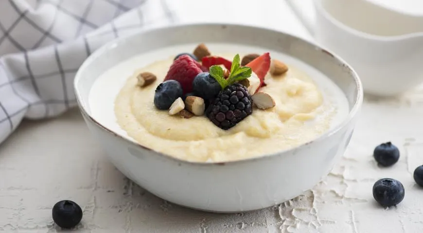 Кукурузная каша с молоком и ягодами