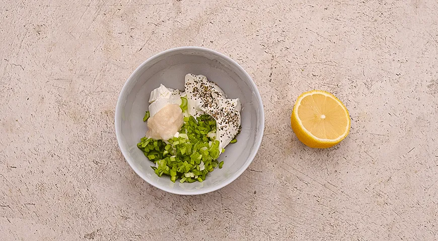 Римская пицца с копченым лососем и сыром бри