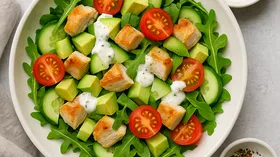 Салат с курицей, авокадо и йогуртовой заправкой