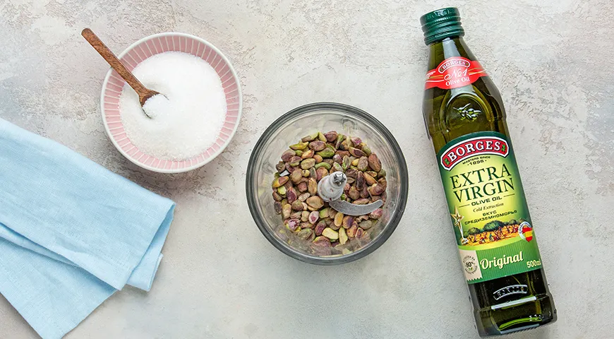 Фисташковая творожная пасха с вишней