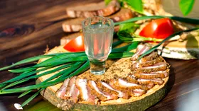 Самогон в домашних условиях: как выбрать сырье, правильно перегнать и с чем подать напиток к столу