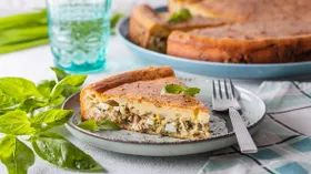 Заливной пирог с тунцом, яйцом и луком