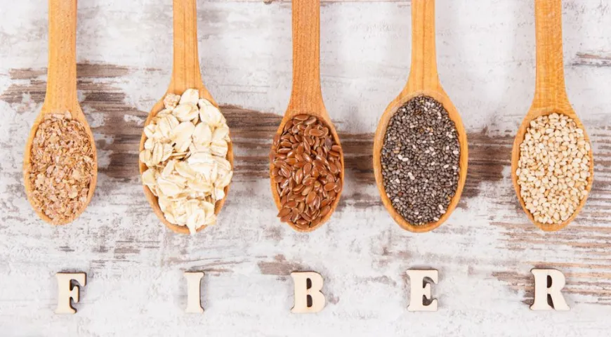 Семена льна и чиа богаты растворимыми пищевыми волокнами, которые не раздражают кишечник