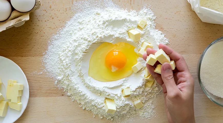 В состав теста для сочников входят яйца, сметана, сливочное масло, мука и немного сахара