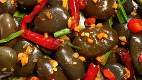 Зачем блогеры жарят камни с имбирем и перцем чили: новое блюдо набирает миллионы просмотров