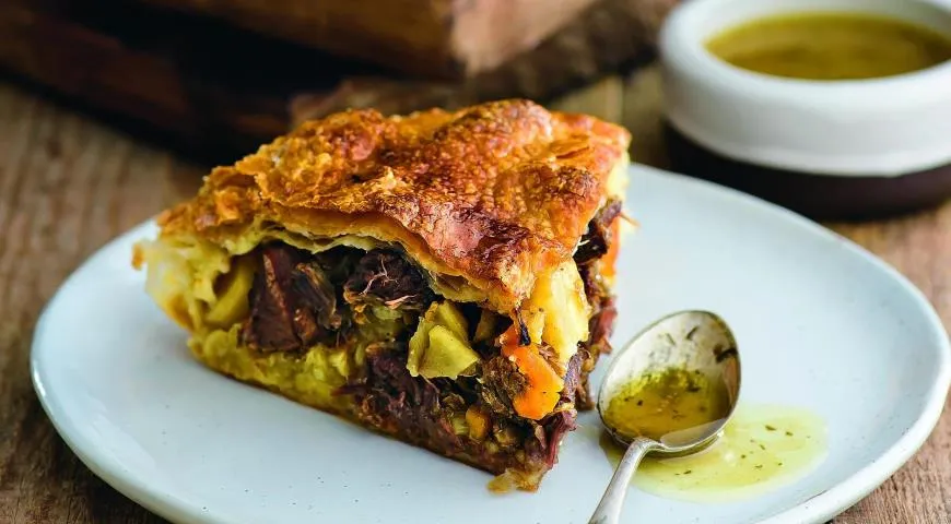 Сытный слоеный пирог с говяжьей голяшкой