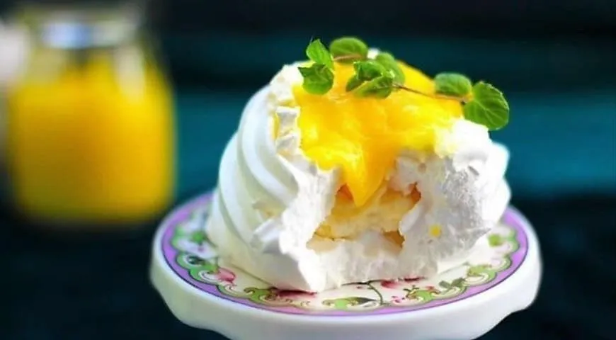 Порционное пирожное Павлова с лимонным курдом