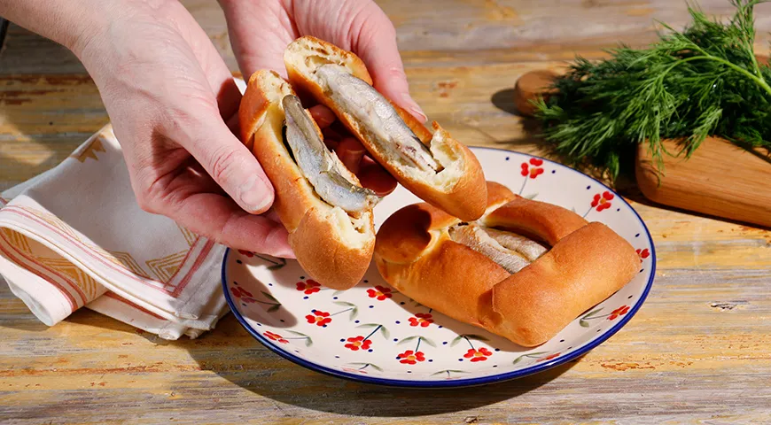 Поморскую кулебяку едят только руками, разламывая вдоль пирога, а затем разбирая на небольшие кусочки