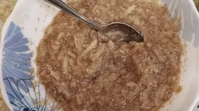 Льняная каша с яблоком и кокосовой стружкой