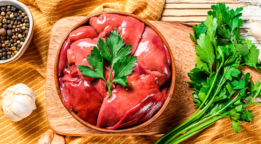 Поверхность качественной утиной печени гладкая, слегка поблескивает, без липкой слизи и матового налета