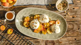 Мороженое с абрикосами, жаренными на гриле