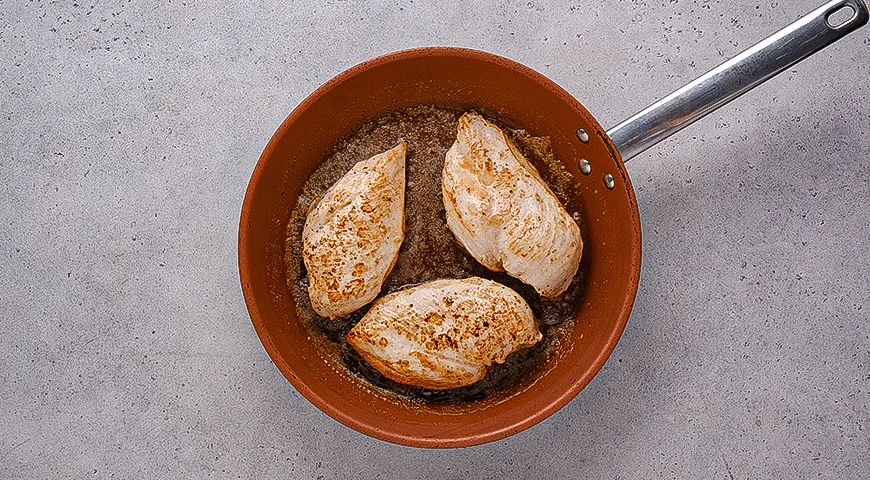 Курица с тыквенным соусом и пастой