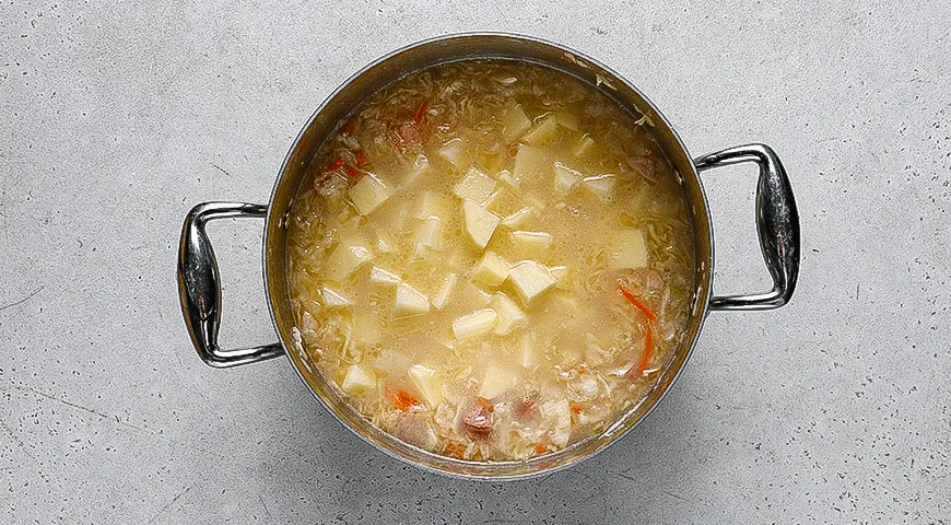 Картофельный суп с квашеной капустой и колбасками