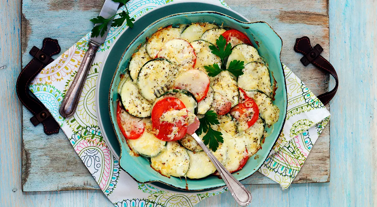Кабачки, запеченные с помидорами и сыром
