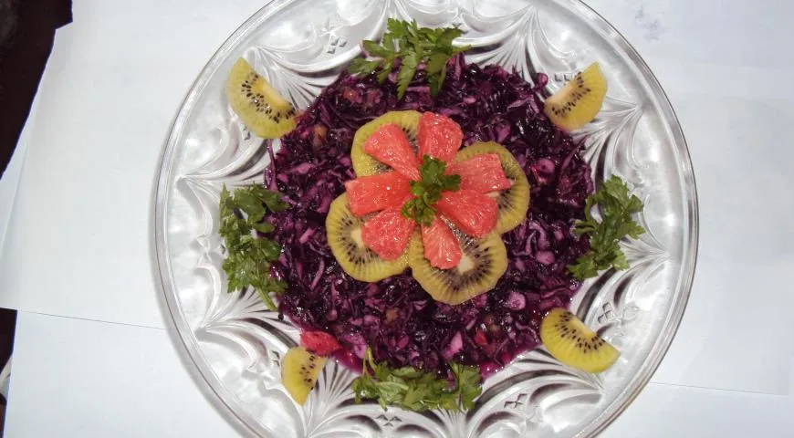 Готовим салат из краснокочанной капусты, грейпфрута и киви