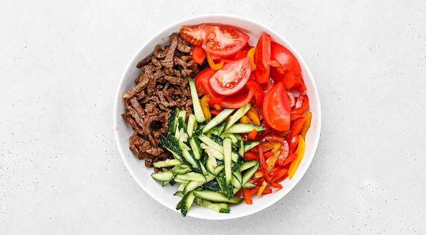Салат с говядиной, болгарским перцем, помидорами и огурцами