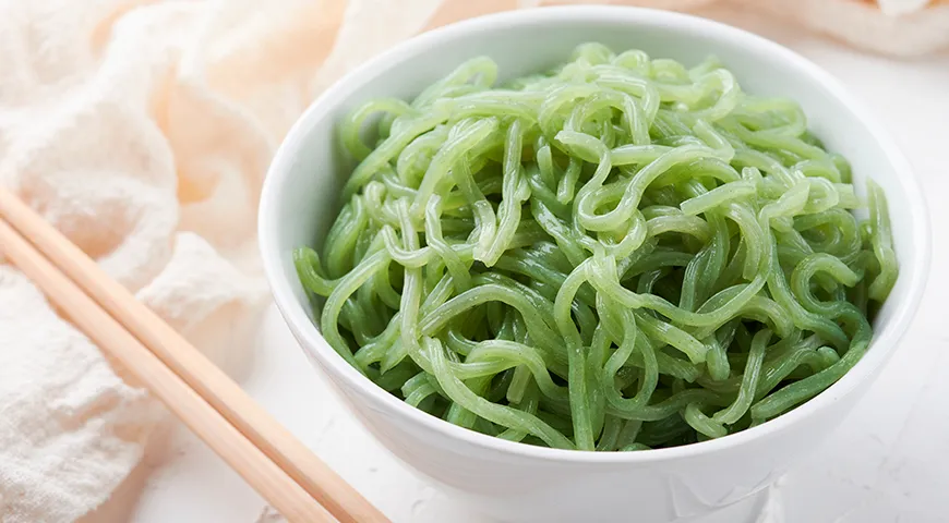 Некоторые сорта ширатаки для цвета и легкого вкусового акцента содержат добавки с экстрактами овощей, например, шпината