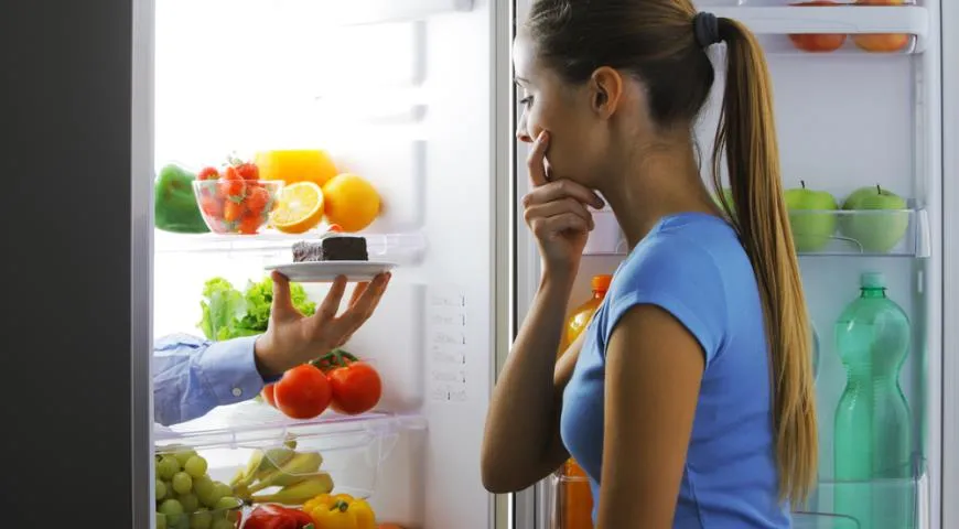 девушка у холодильника, выбор диеты, тест
