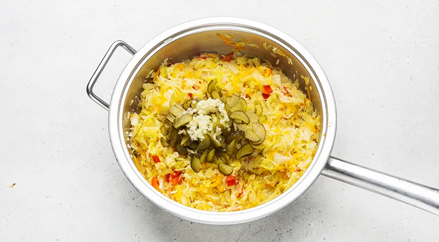 Домашняя солянка с капустой, рисом и сосисками