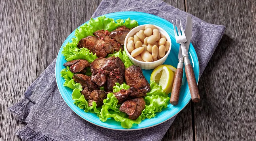 Железо из фасоли лучше усваивается в присутствии зелени, цитрусовых и животного белка