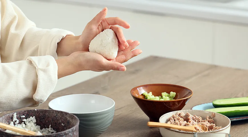 Онигири должны держать форму, но не быть при этом излишне спрессованными