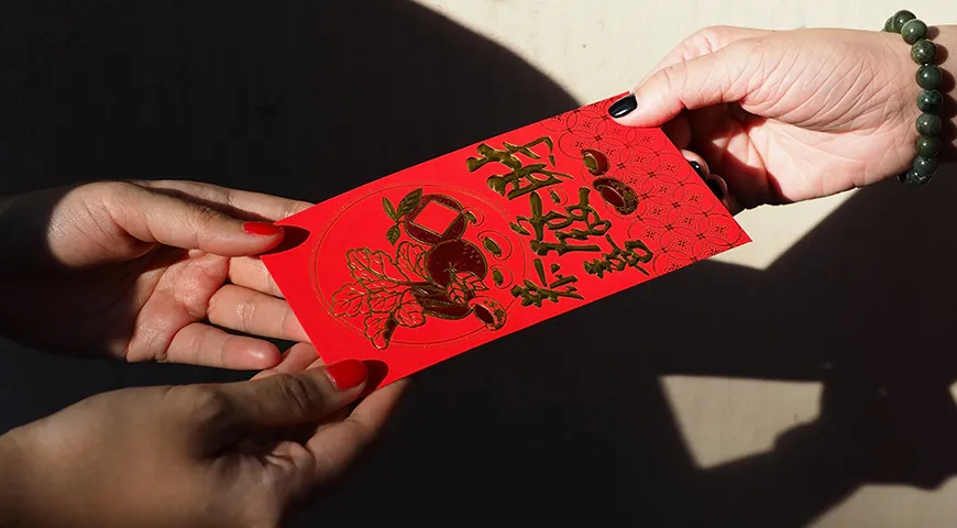 По китайской традиции деньги принято дарить в красных конвертах хунбао