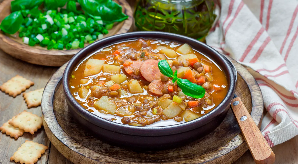 Густой суп из чечевицы с сосисками