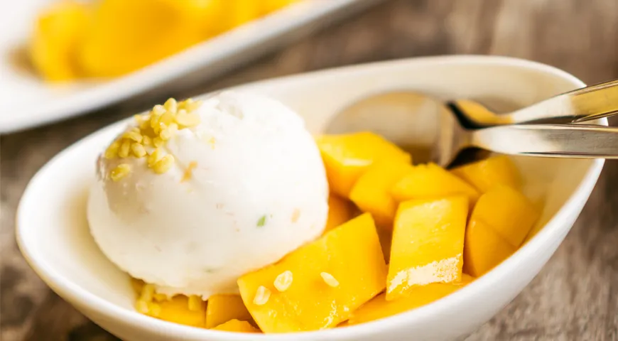 Мороженое с кусочками свежего манго и орехами - изысканный десерт за пять минут