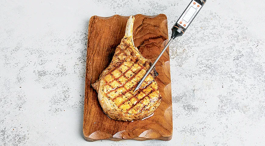 Как пожарить мясные стейки на сковороде