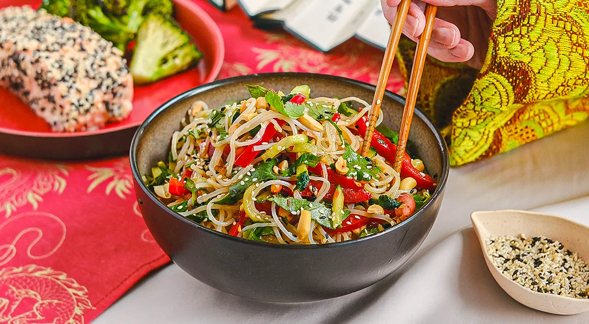 Салат из фунчозы с кунжутной заправкой