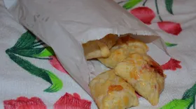 Слойки-ссобойки со свеклой и сыром сулугуни