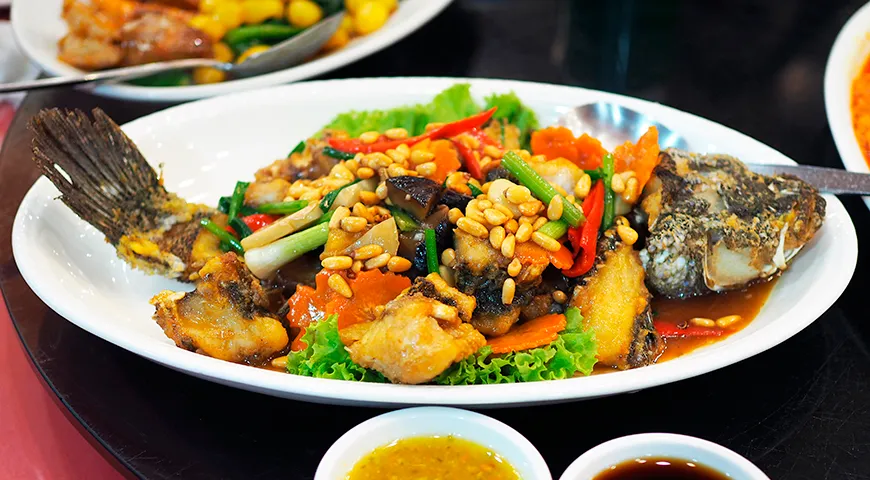 Бычок, обжаренный во фритюре с устричным соусом и японскими орехами гинкго