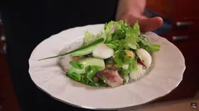 Салат из копчёной сельди с перепелиными яйцами