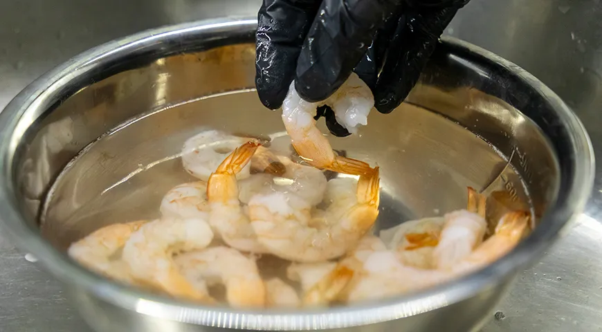 Вареные очищенные креветки уже полностью готовы к употреблению, их достаточно только разморозить